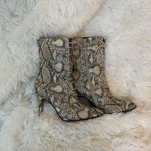 ❗️SOLD❗️Python Print Booties New - Picture 4 of 8